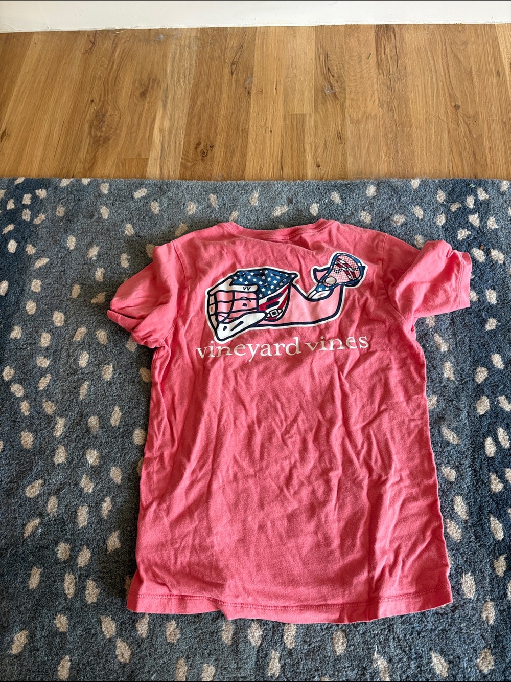 Vineyard Vines Coral Pink Graphic Tee with American Flag Helmet - Picture 1 of 1
